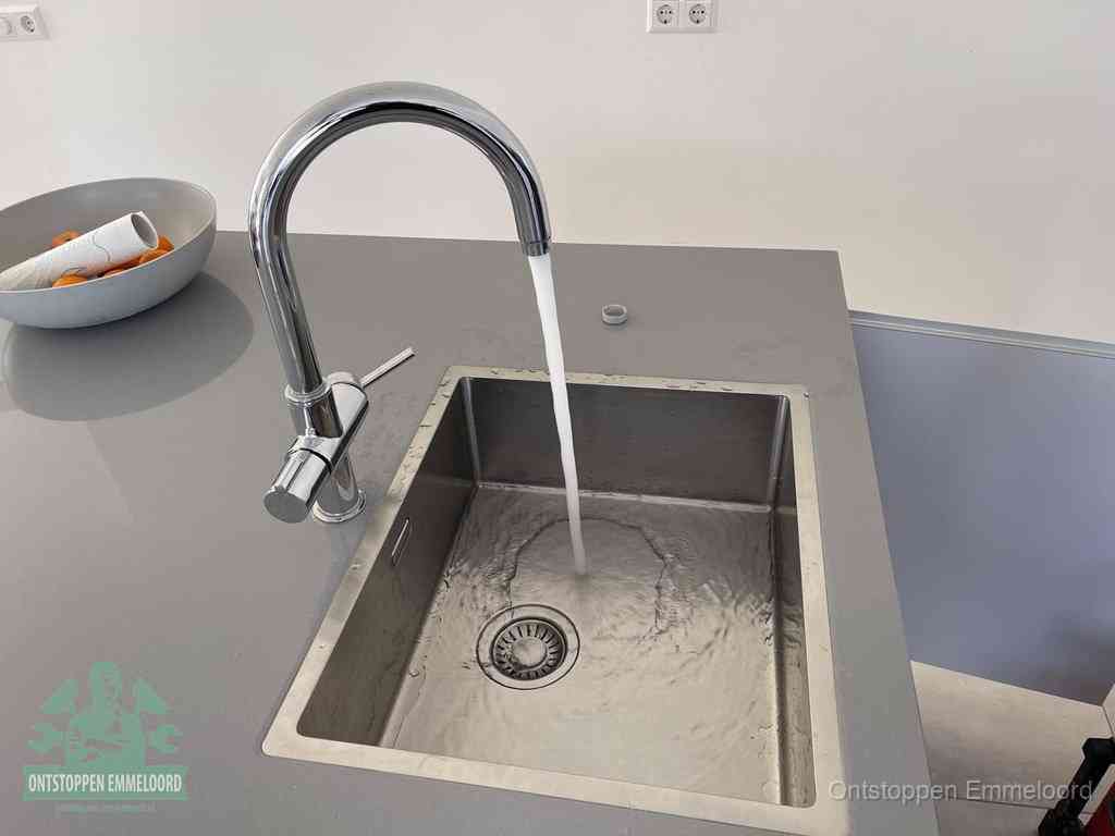 Vrij doorstromende spoelbak na gebruik van afwasmiddel als ontstopper in Emmeloord