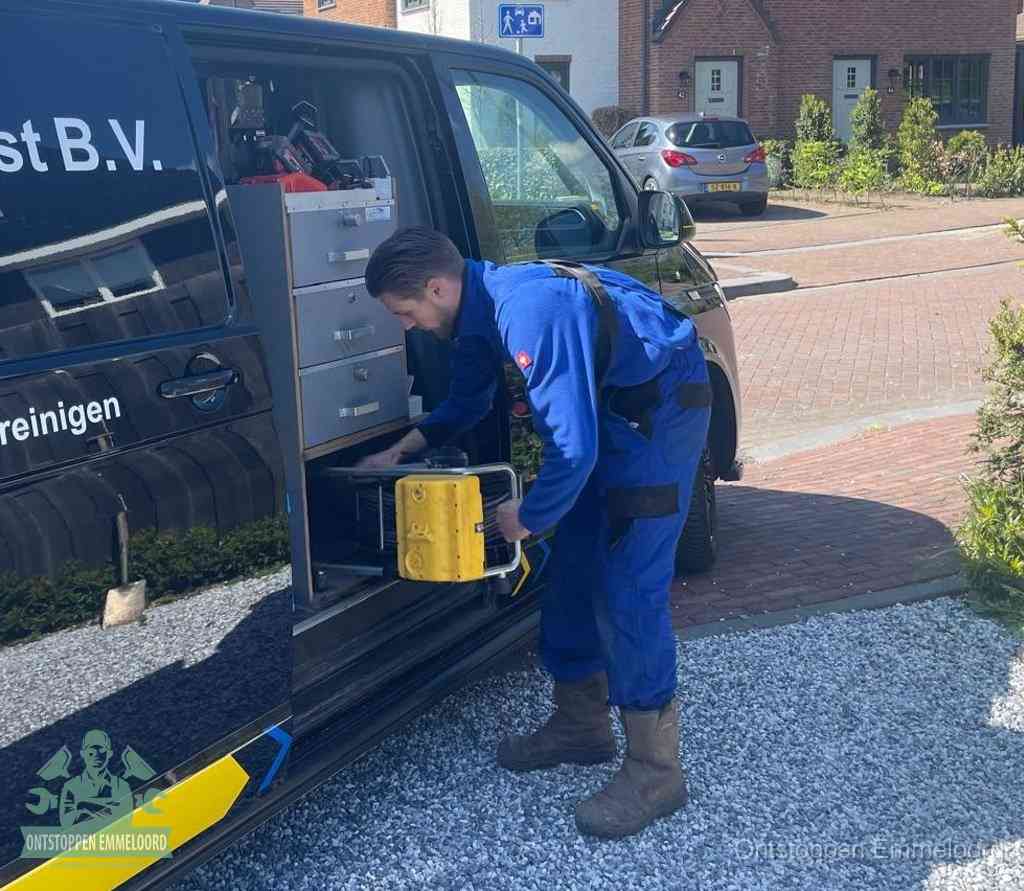 Monteur pakt gereedschap uit de bus, bespaartips voor riool ontstoppen in Emmeloord