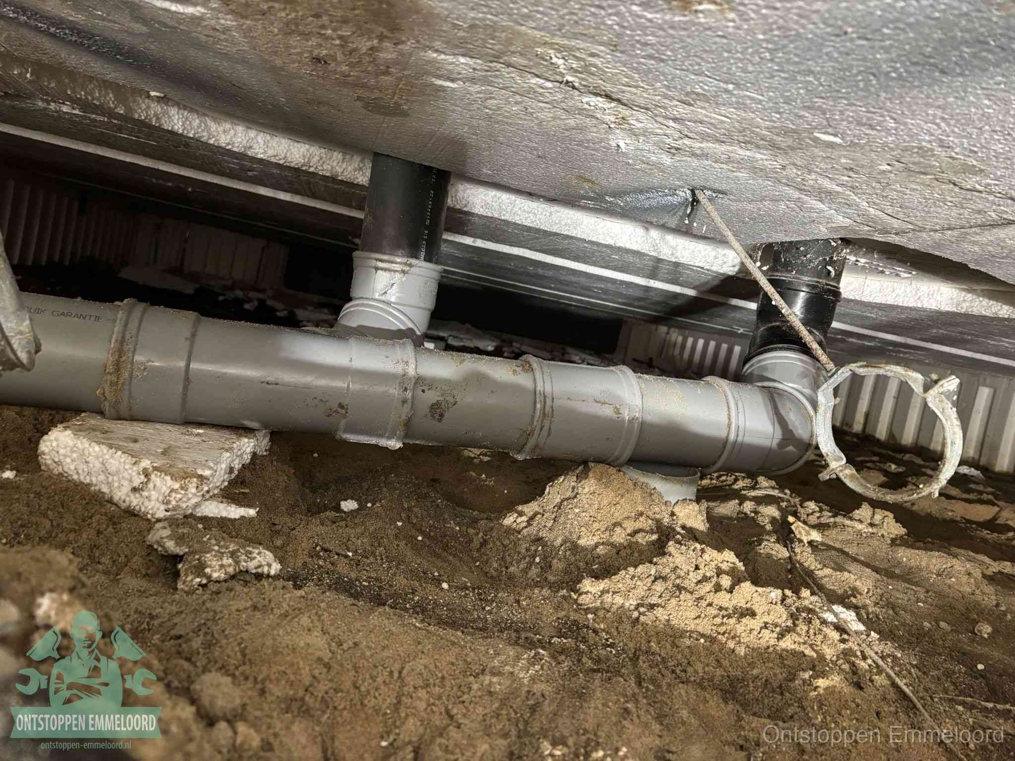 PVC-buizen in de kruipruimte van een gemengd of gescheiden rioolstelsel in Emmeloord