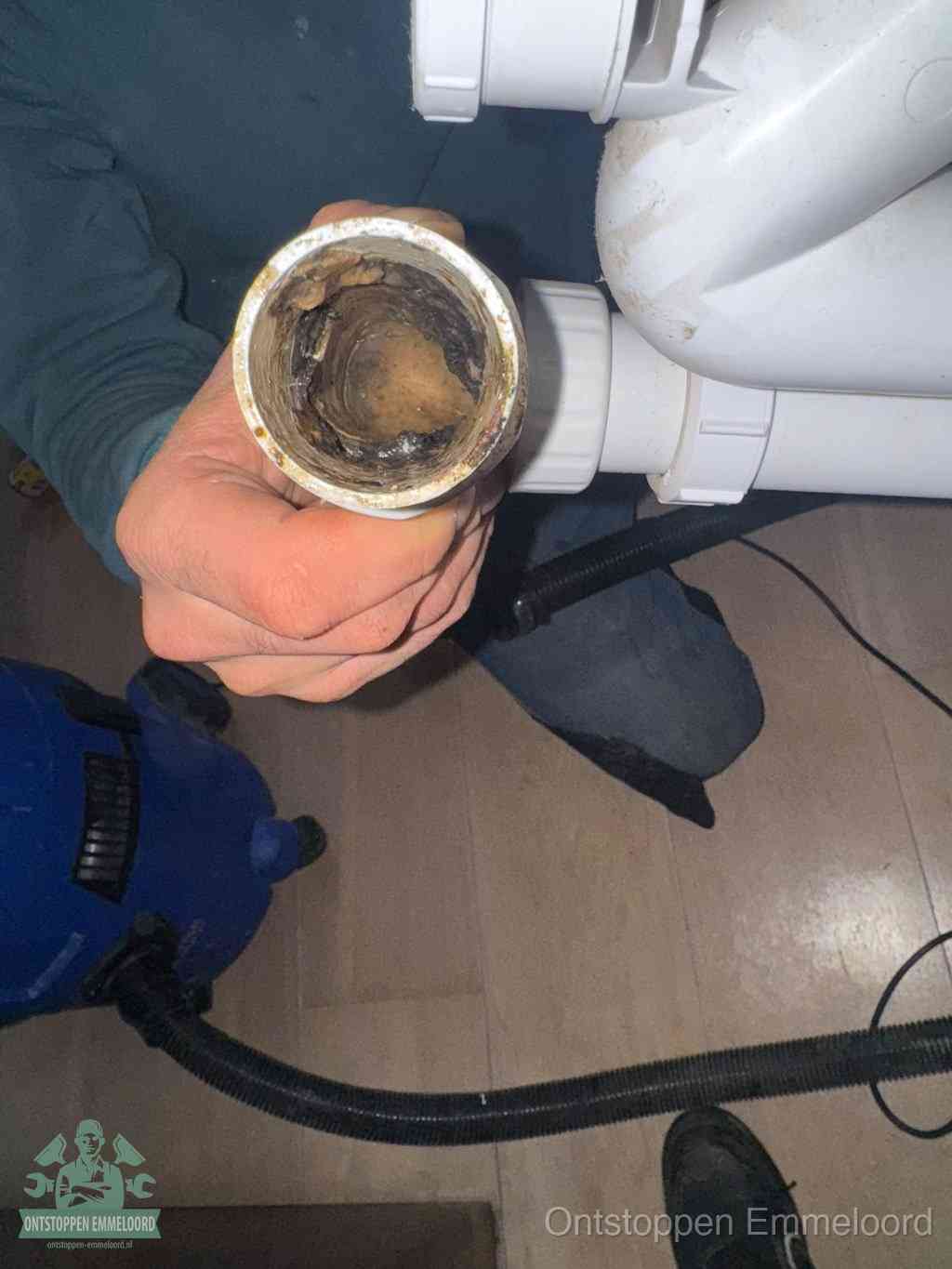 Een losgekoppeld afvoerbuisstuk dat van binnen volledig is dichtgeslibd, het gevolg van een verstopping te lang laten zitten in Emmeloord