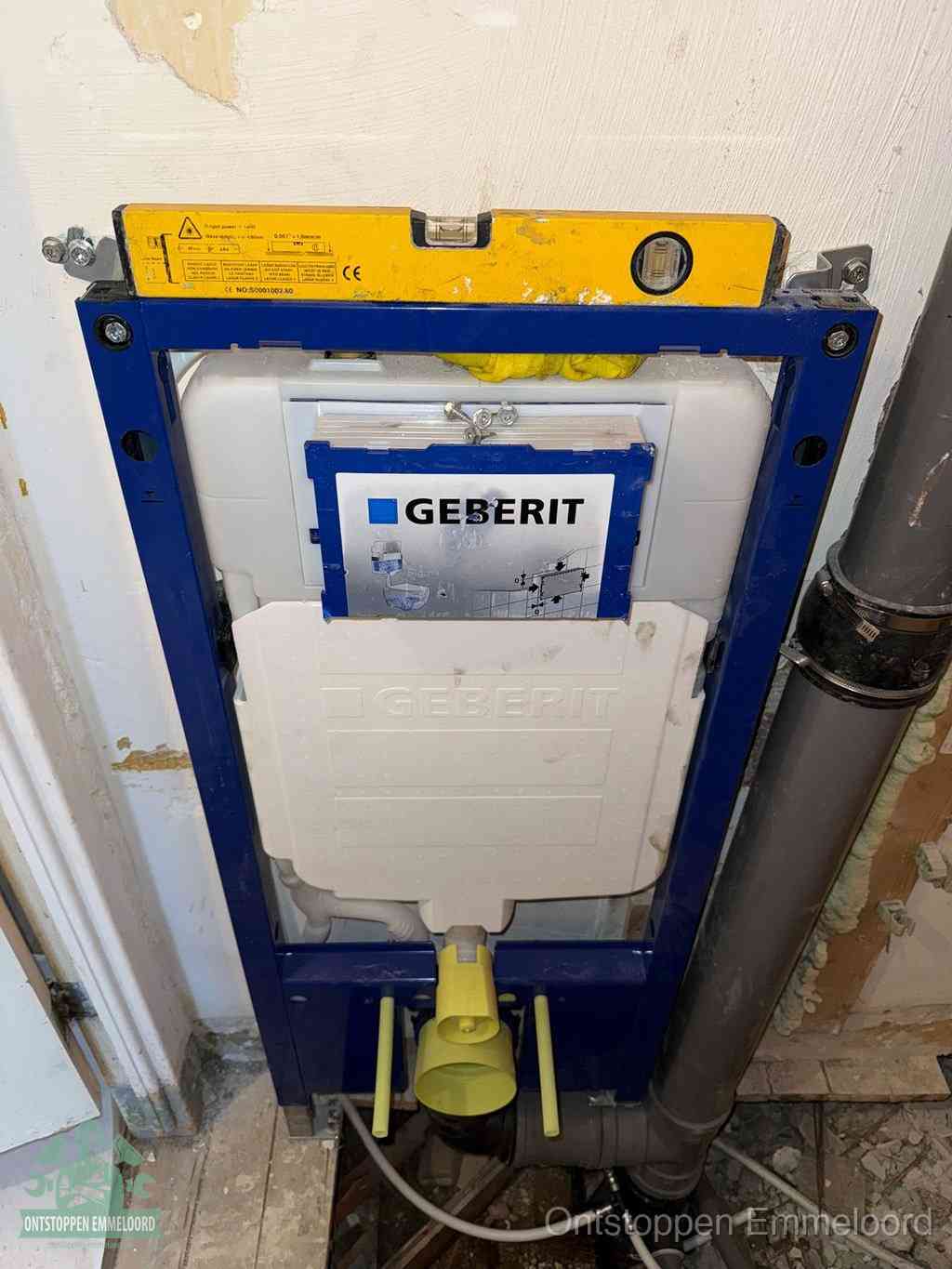 Een Geberit inbouwreservoir met frame voor een hangtoilet tegen de wand, met de afvoerbocht naar de vloer, kenmerkend voor een verstopt hangtoilet in Emmeloord