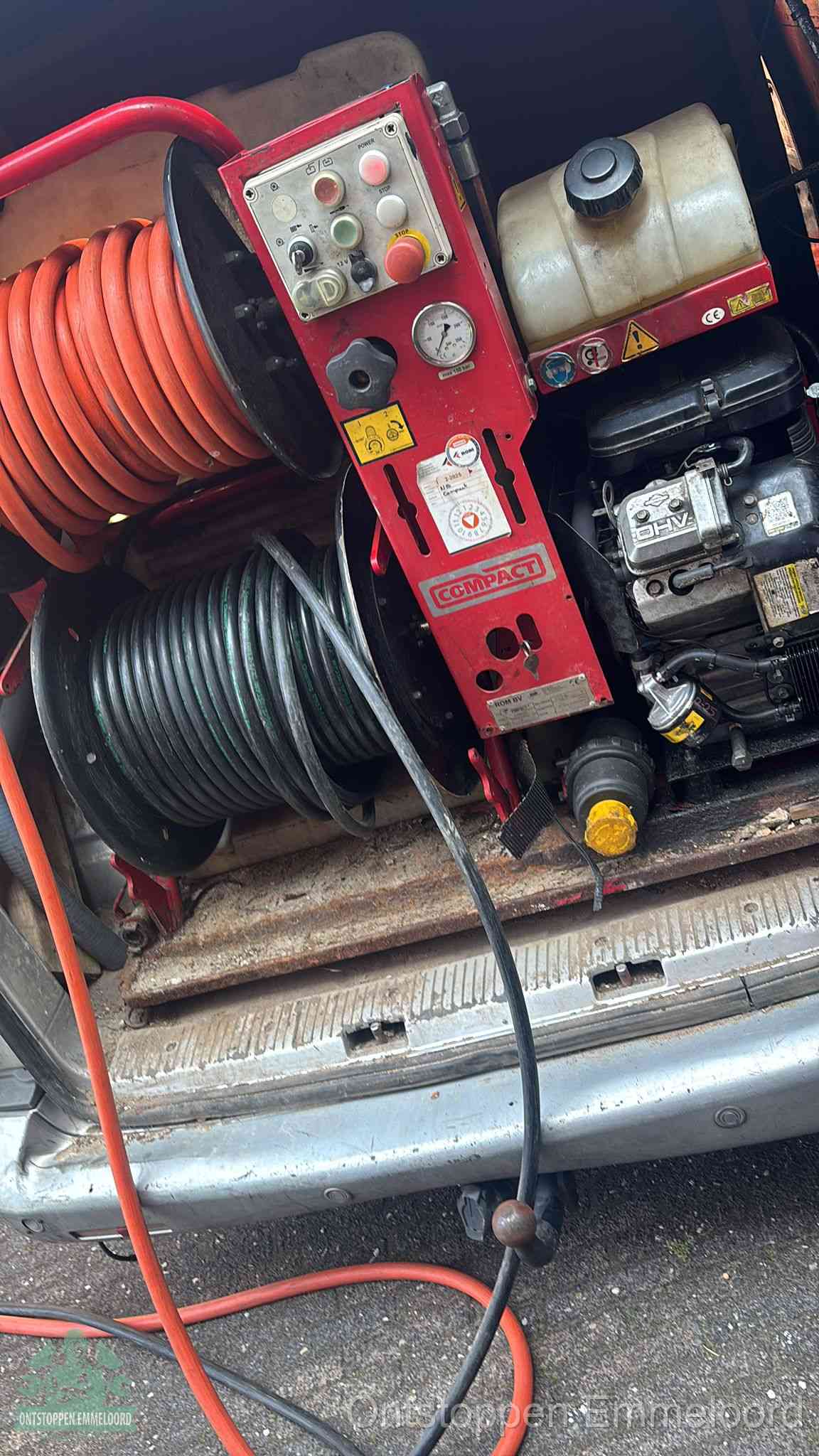 Hogedrukreiniger met slanghaspels in de bus voor het ontstoppen van het riool in Emmeloord