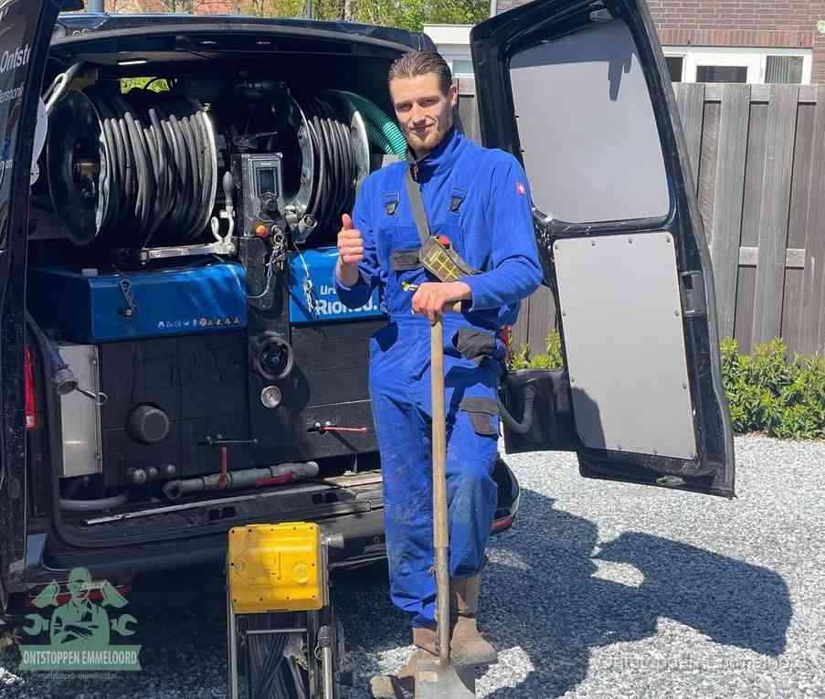 Monteur met duim omhoog bij de rioolreinigingsbus, duidelijke kosten voor riool ontstoppen in Emmeloord