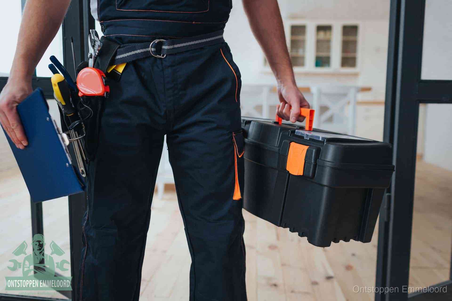 Een monteur met gereedschapsriem en klembord, klaar om een transparante prijs voor het wc ontstoppen in Emmeloord te geven