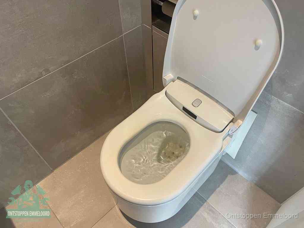 Een toiletpot vol troebel water met drijvend papier en restanten, de meest voorkomende oorzaak van een verstopte wc in Emmeloord