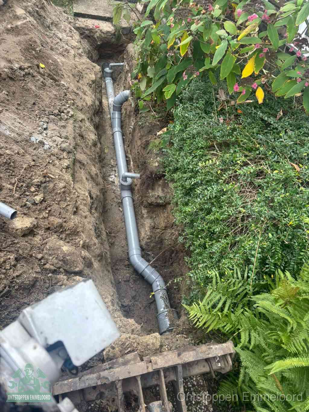 Open sleuf met nieuwe PVC-buizen, riool repareren en vervangen in Emmeloord