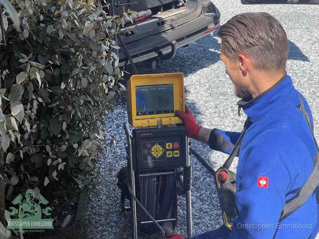 Monteur bedient een rioolinspectiecamera met monitor voor rioolinspectie in Emmeloord