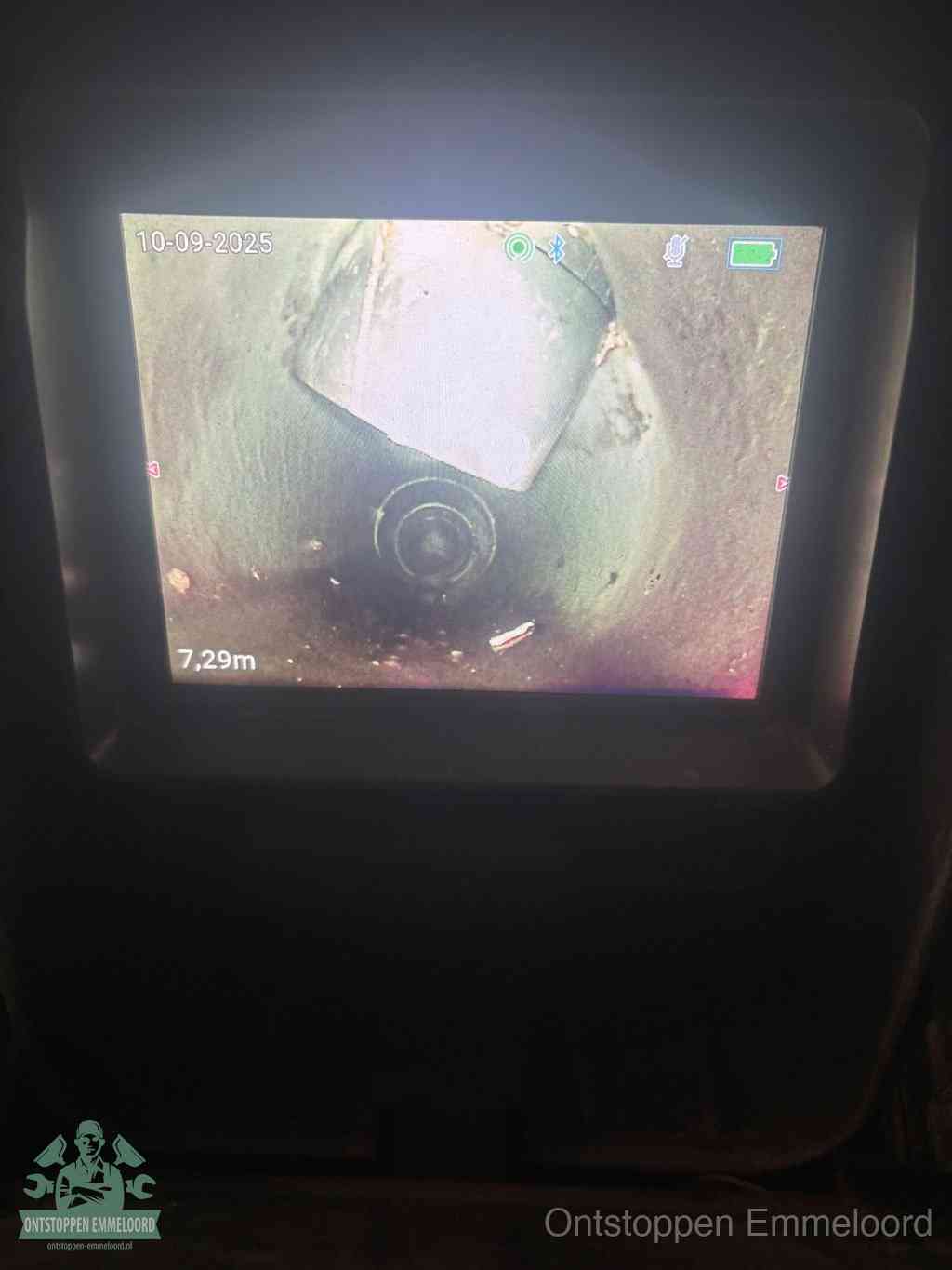 Camerabeeld van een verzakte rioolbuis diep onder de grond, een rioolverzakking in Emmeloord