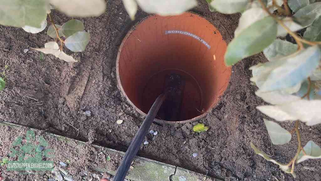 Open inspectieput in de tuin waar een veer rioolvliegjes en stankoverlast aanpakt in Emmeloord