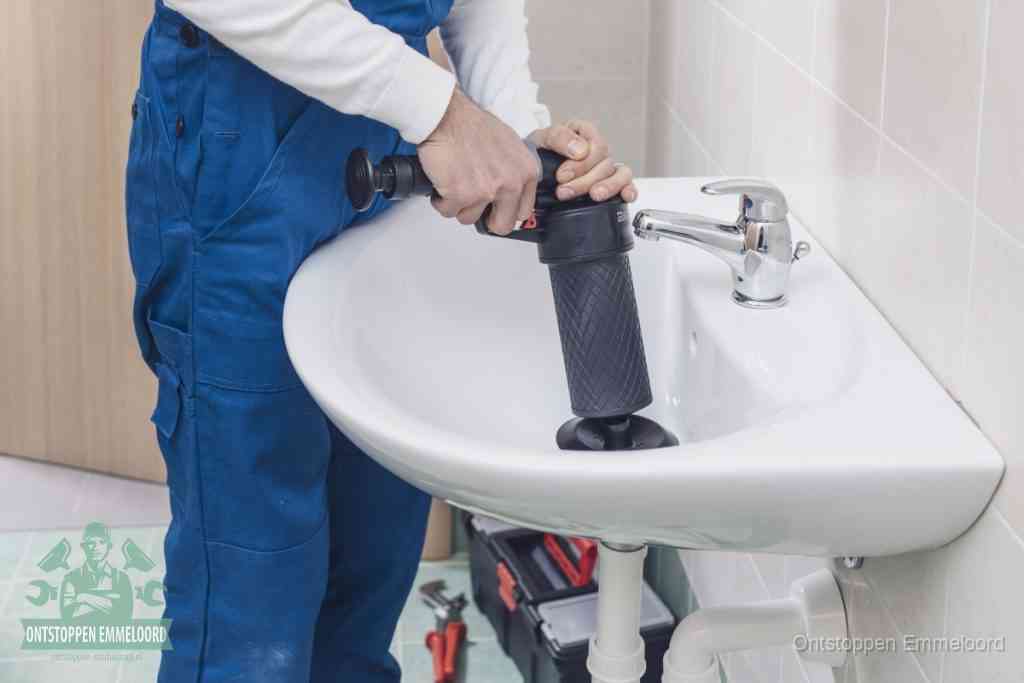 Een te ruwe doe-het-zelf poging met een hand-pomp op de afvoer van een badkamer-wastafel, een van de veelgemaakte fouten bij afvoer ontstoppen in Emmeloord