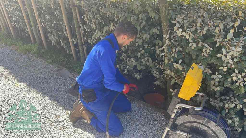 Monteur aan het werk bij een rioolput, de werkwijze voor riool ontstoppen in Emmeloord