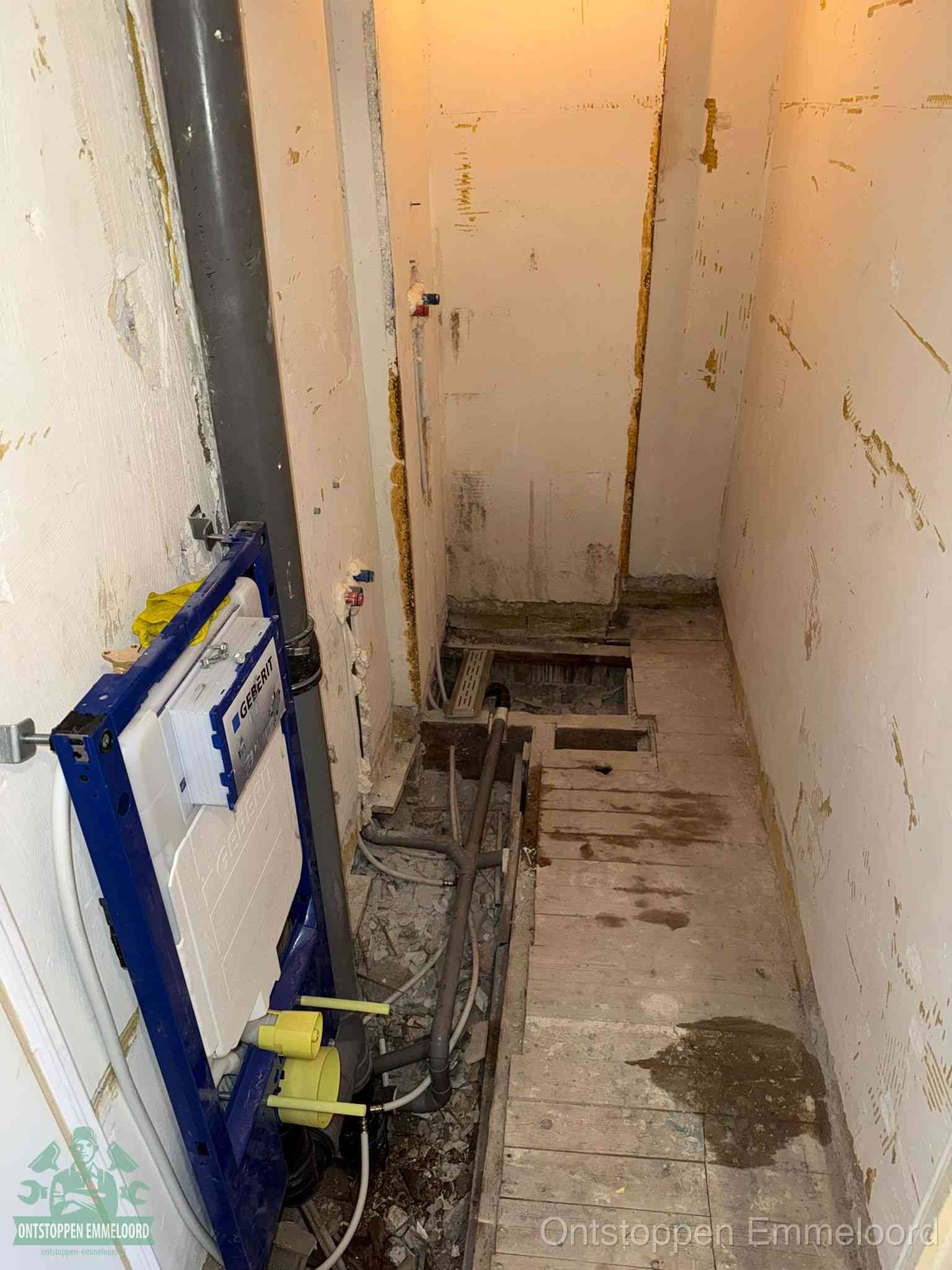 Een opgebroken toiletruimte tijdens renovatie met een Geberit inbouwreservoir en blootliggende oude afvoerleidingen, typisch voor oudere woningen in Emmeloord