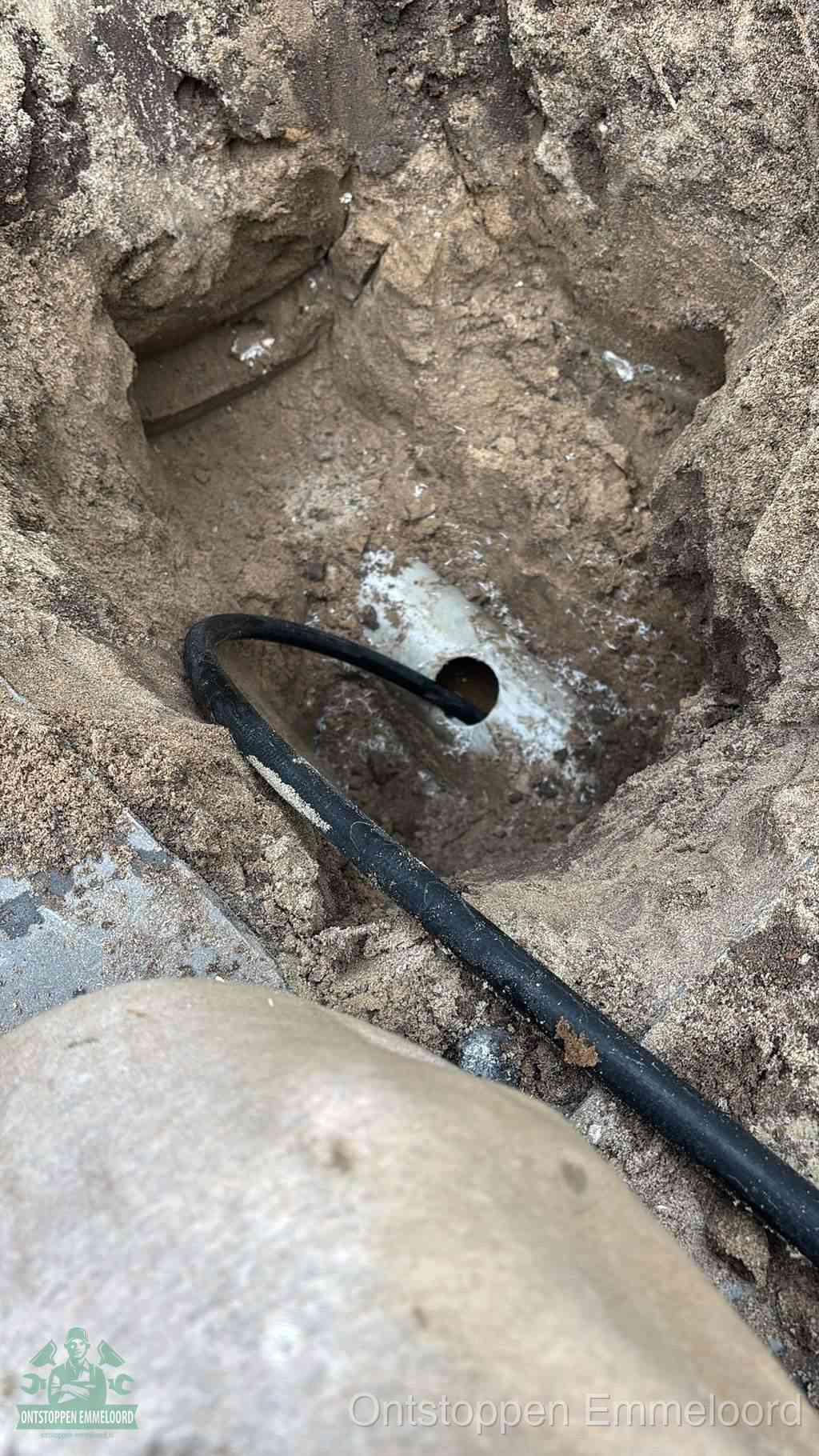 Uitgegraven rioolbuis in de grond, hulp om zelf het riool te ontstoppen in Emmeloord